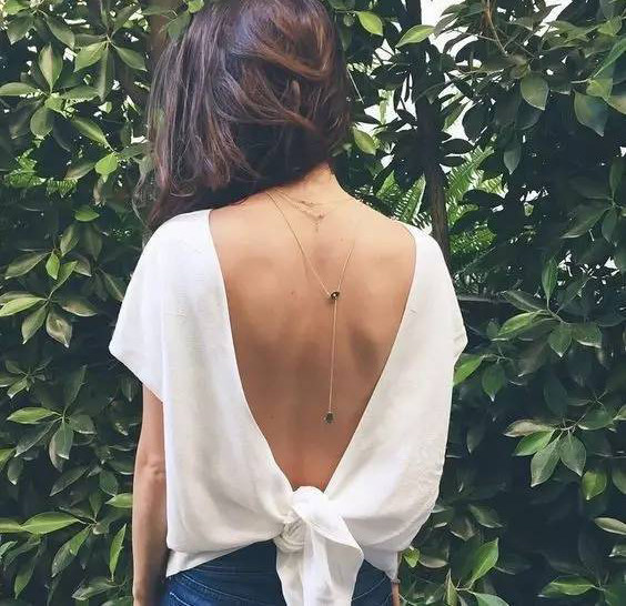 在你们的背部有像翅膀一样的肩胛骨还有一条性感的脊柱沟.