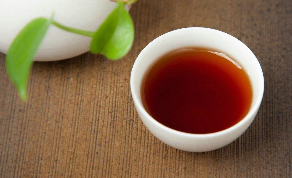 爱打扮(www.idaban.cn)，茶汤都是红色的，黑茶和红茶怎么分辨？20