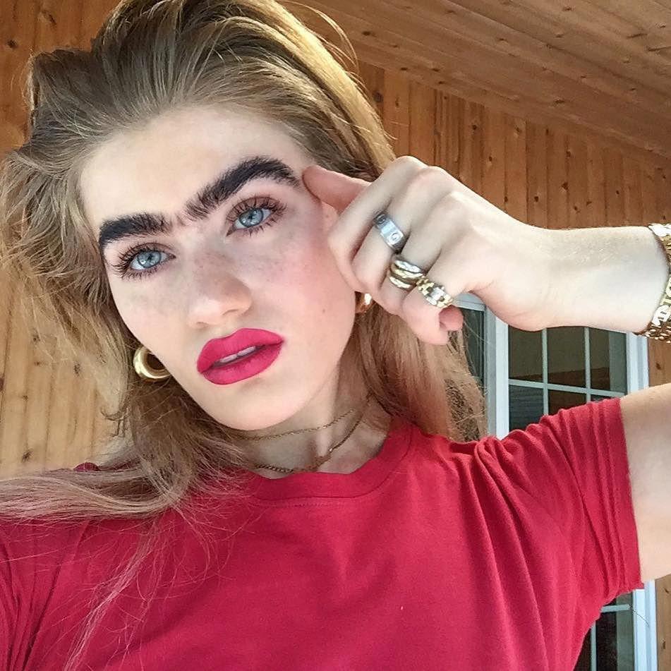 女子眉毛浓密连成一线,现实中长眉真人!