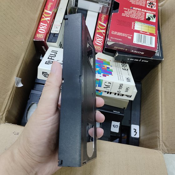 중고 오래된 비디오 테이프에 사용 된 중고 VHS 테이프는 장식 소품으로 판매되었습니다. 중고 오래된 비디오 테이프에 사용 된 중고 VHS 테이프는 장식 소품으로 판매되었습니다.