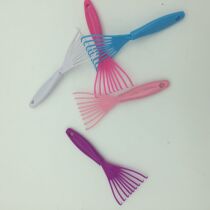 Cleaning small claws to remove residual hair silk plastic on arbitrary comb teeth is small and safe without hurting hands