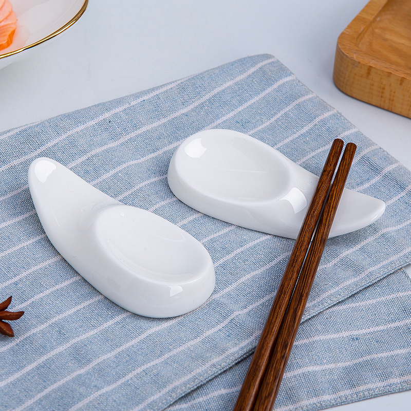 Jingdezhen porcelain spoon, chopsticks pillow creative white chopsticks holder frame hotel set up household ceramic tableware