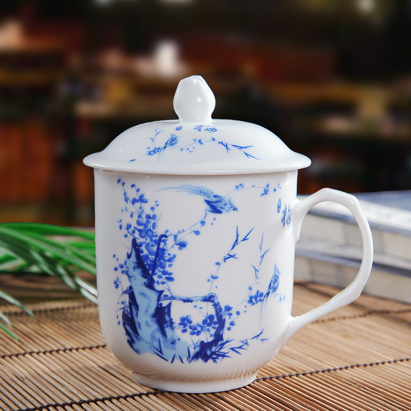 Jingdezhen ceramic cups office cup cup and cup with personal cup cup with a cover on it