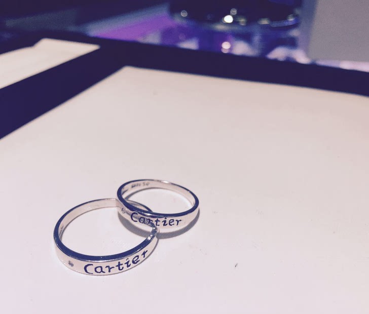 鹿晗吴世勋卡地亚戒指是不是情侣款?因为鹿哥带在无名指已经一年了,世勋也带在无名指!别人说那是情侣款-鹿晗结婚了吗 为什么右手无名指戴戒了 _感人网