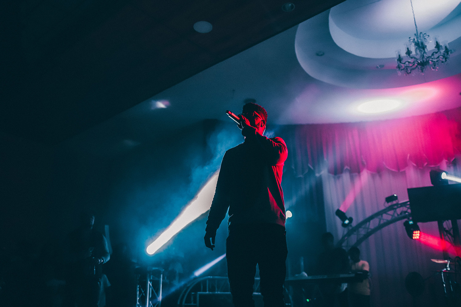 高音上不去低音下不来?k歌设备帮你解决