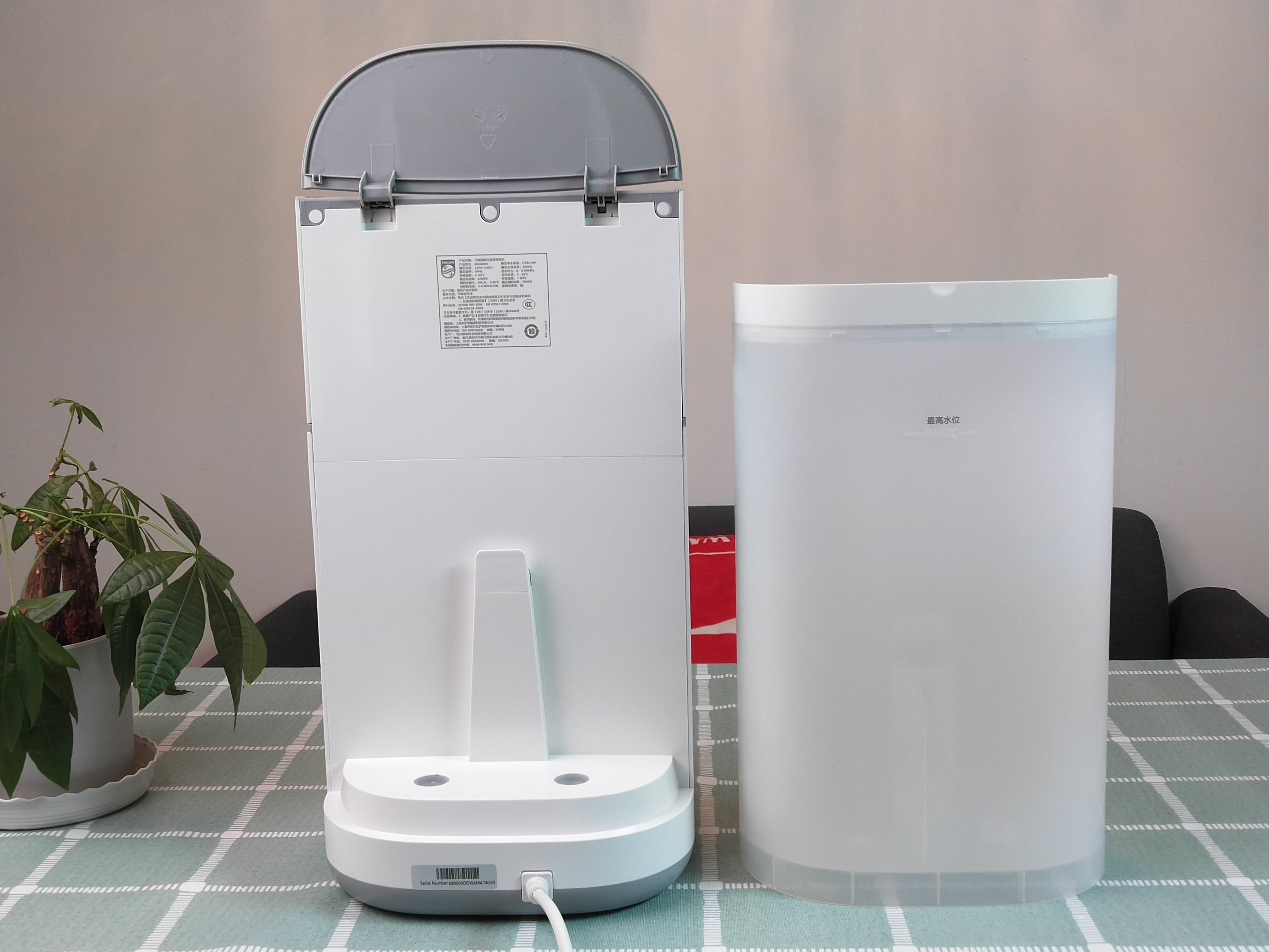 净水机的水箱也是独立式的,一拉一提方便蓄水.