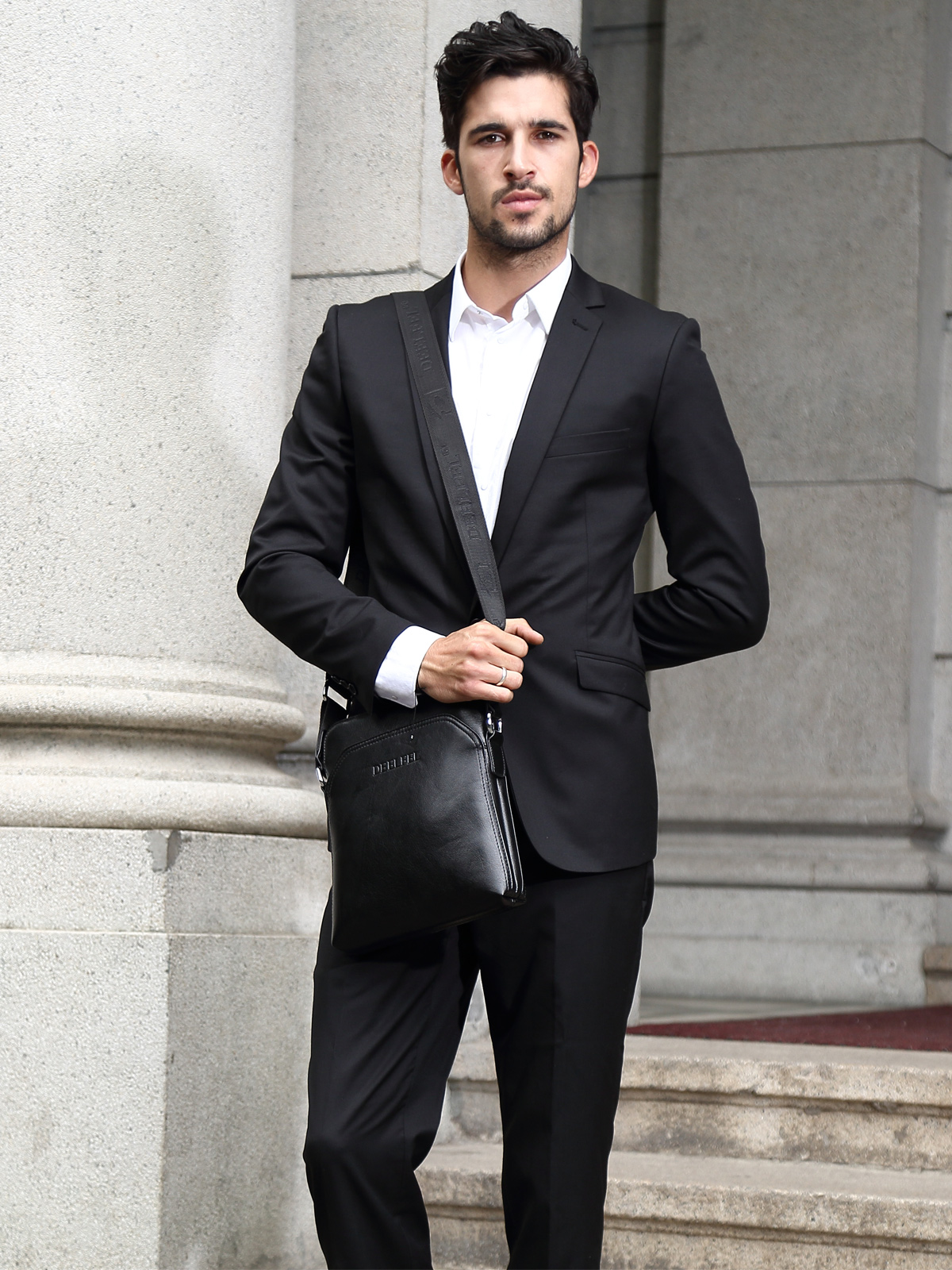 经典单肩包款式,搭配笔挺西装,打造时尚商务范.