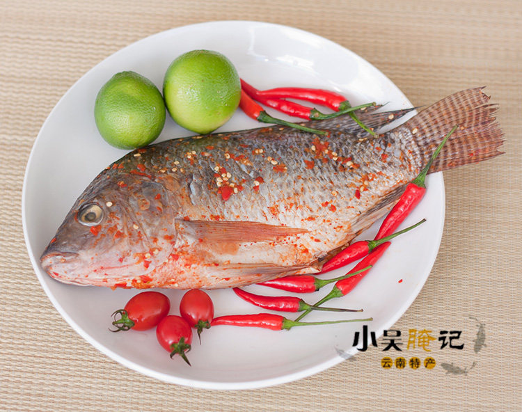 昆明新闻路篆新农贸市场小吴腌记烧烤专卖店专供600g傣味罗非鱼一