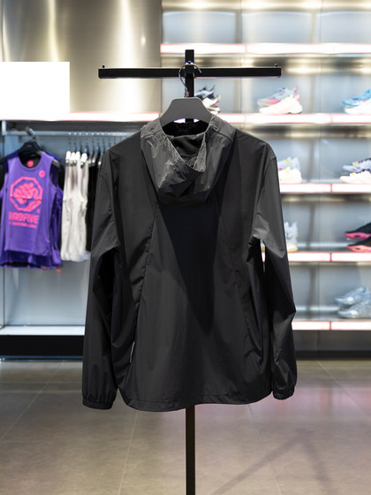 Li Ning Sports Windbreaker 남자 2024 여름 새로운 스타일의 조명 및 빠른 건조 아이스 페이닝 편안한 선 스크린 AFDU163 Li Ning Sports Windbreaker 남자 2024 여름 새로운 스타일의 조명 및 빠른 건조 아이스 페이닝 편안한 선 스크린 AFDU163