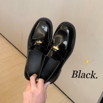 Princess of the College ~ a small gold button head low heel and one shoe with a foot of the female