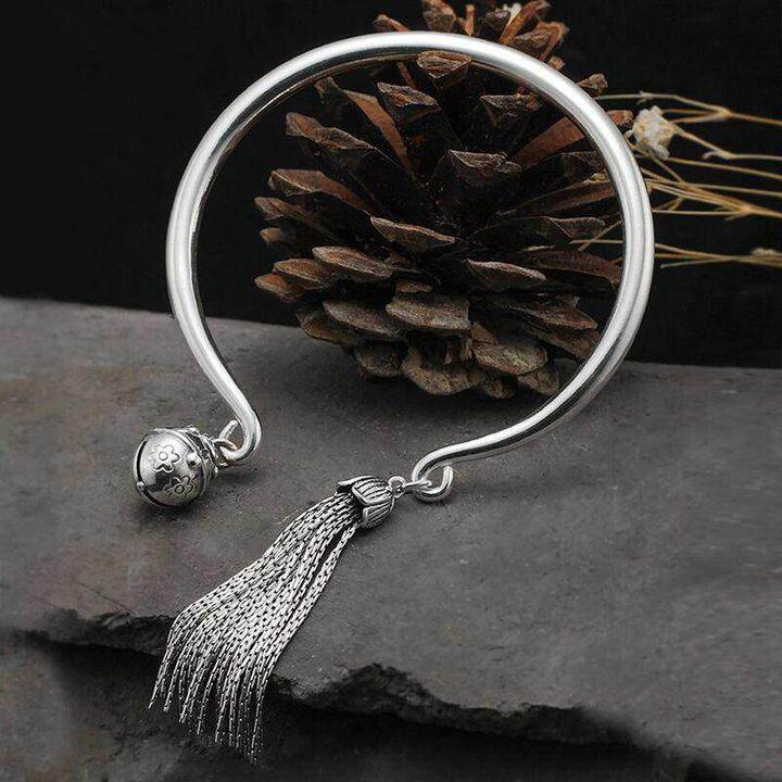 何以致契阔,绕腕双跳脱