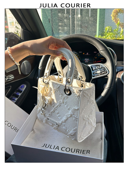 Julia Courier Niche Chiffon Diamond Bag 여성 2025 New High-End Sense 만화 작은 정사각형 가방 Julia Courier Niche Chiffon Diamond Bag 여성 2025 New High-End Sense 만화 작은 정사각형 가방