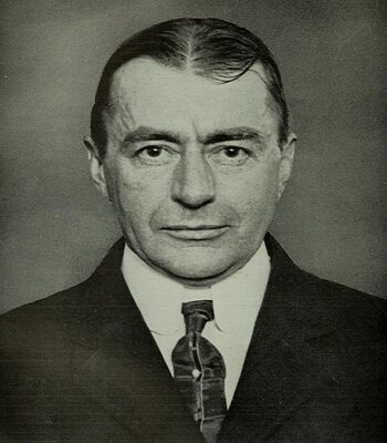 斯特朗,表面上精力充沛,劲头十足,但其实是个深受伤害,不堪重负的人