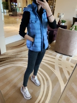 Every fashion blogger has a Machia fashion mark ~ white duck suede down to suit the Machia female short.