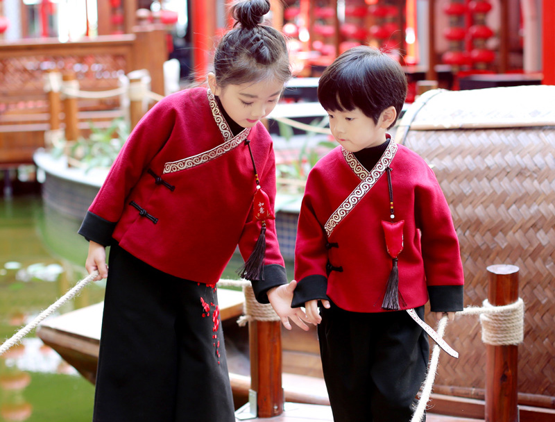 过新年穿新衣宝宝唐装添喜气