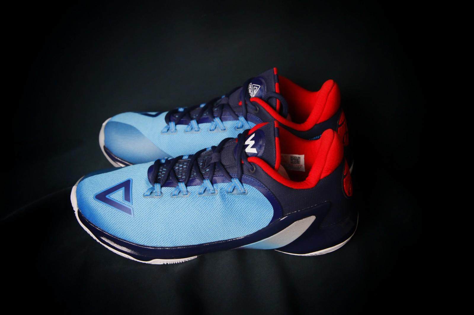 流线型的鞋身富有动感,在光线的映衬下,帕克五代不管是在颜值还是气质