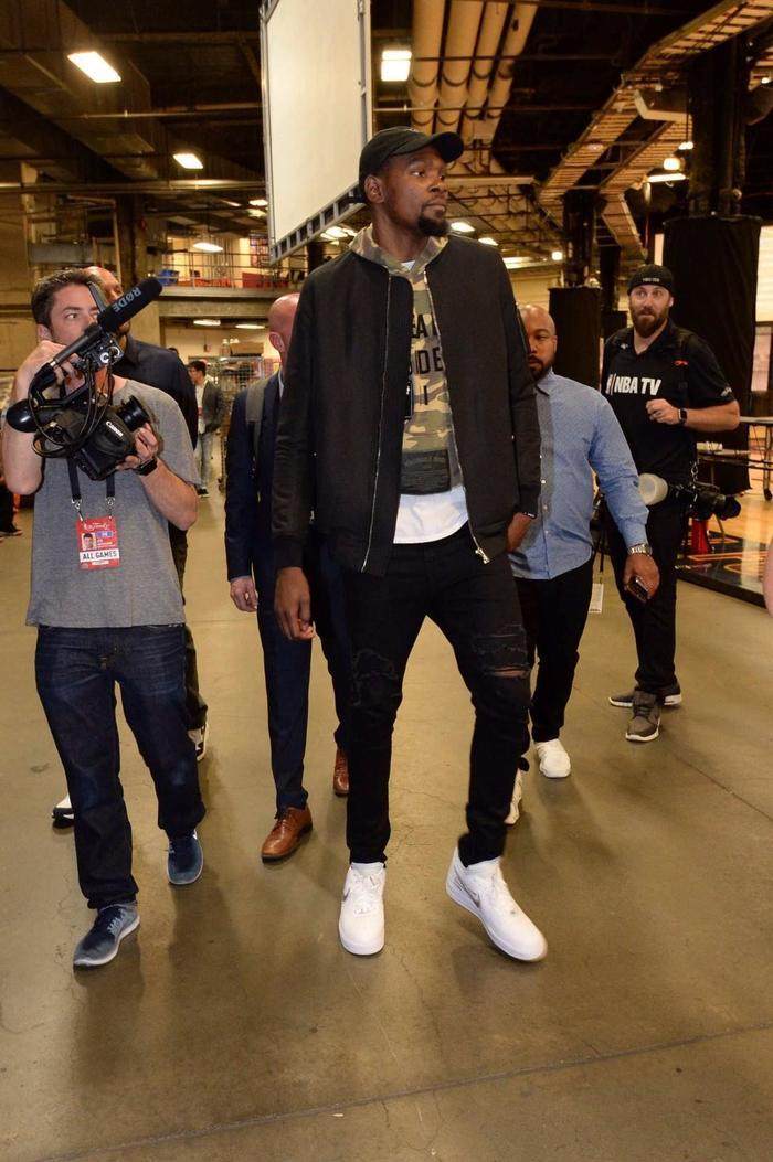 杜兰特场下诠释大长腿风范