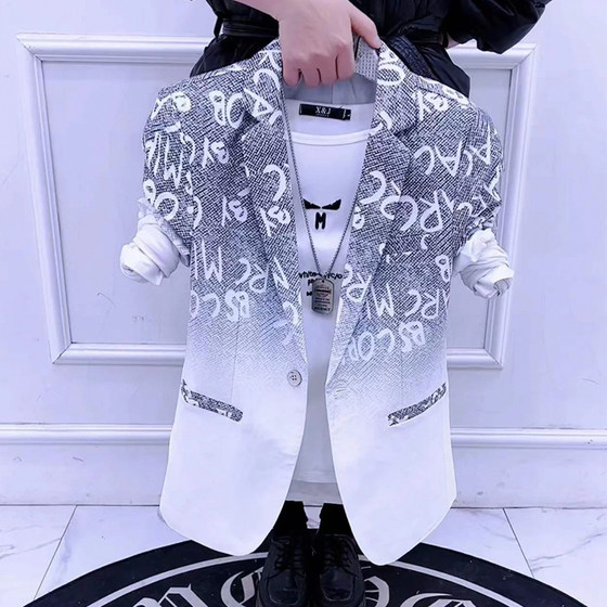 Spring and Autumn Coat Men's New Fashion Letter Gradient Color Small Suit Men's Trendy Personality Handsome Men's Suit Top
Spring and Autumn Coat Men's New Fashion Letter Gradient Color Small Suit Men's Trendy Personality Handsome Men's Suit Top