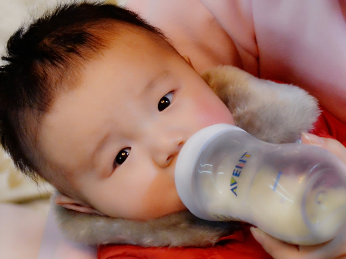 看完这些危害,宝妈再也不敢让宝贝躺着喝奶了!