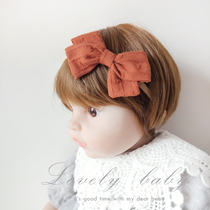 Babys head adorned with cute super cute baby hair with full cotton butterfly knot baby full moon 100 days birthday hair decoration