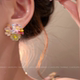 Yu Shuxin의 동일한 휴가 스타일 여성을위한 3 차원 꽃 귀걸이 2025 New Dopamine Spring and Summer Bed Earrings Yu Shuxin의 동일한 휴가 스타일 여성을위한 3 차원 꽃 귀걸이 2025 New Dopamine Spring and Summer Bed Earrings