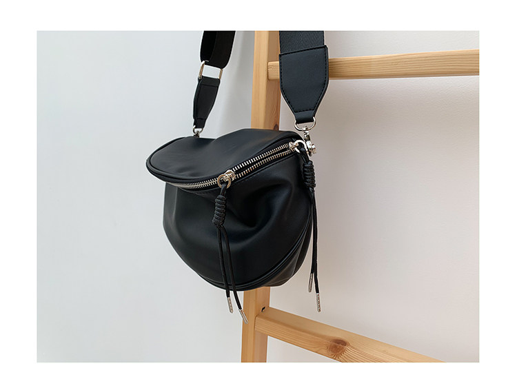 外贸挎包胸包休闲马鞍包斜流苏港风半圆宽肩带包单肩斜挎软把百搭