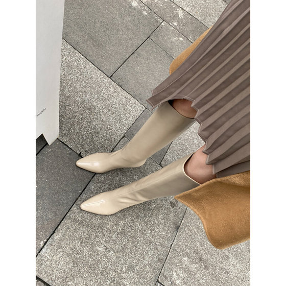 Le' Queen apricot high heel boots with thin heels, sleeve high boots but knee leather fashion boots
Le' Queen apricot high heel boots with thin heels, sleeve high boots but knee leather fashion boots