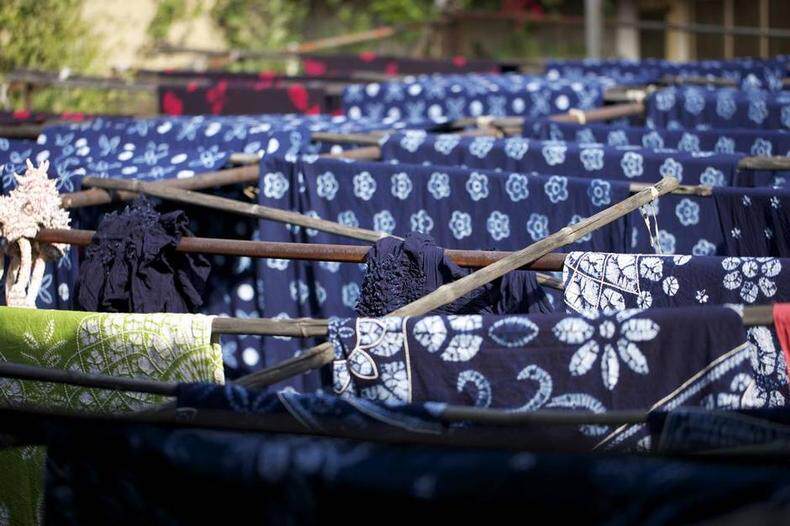 还有我国的彝族,他们的民族服装也大多都是蓝靛染成的蓝色,或蓝青色