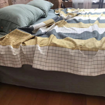 Sister Lius family reviewed a batch of sheets sold by customers at a special price