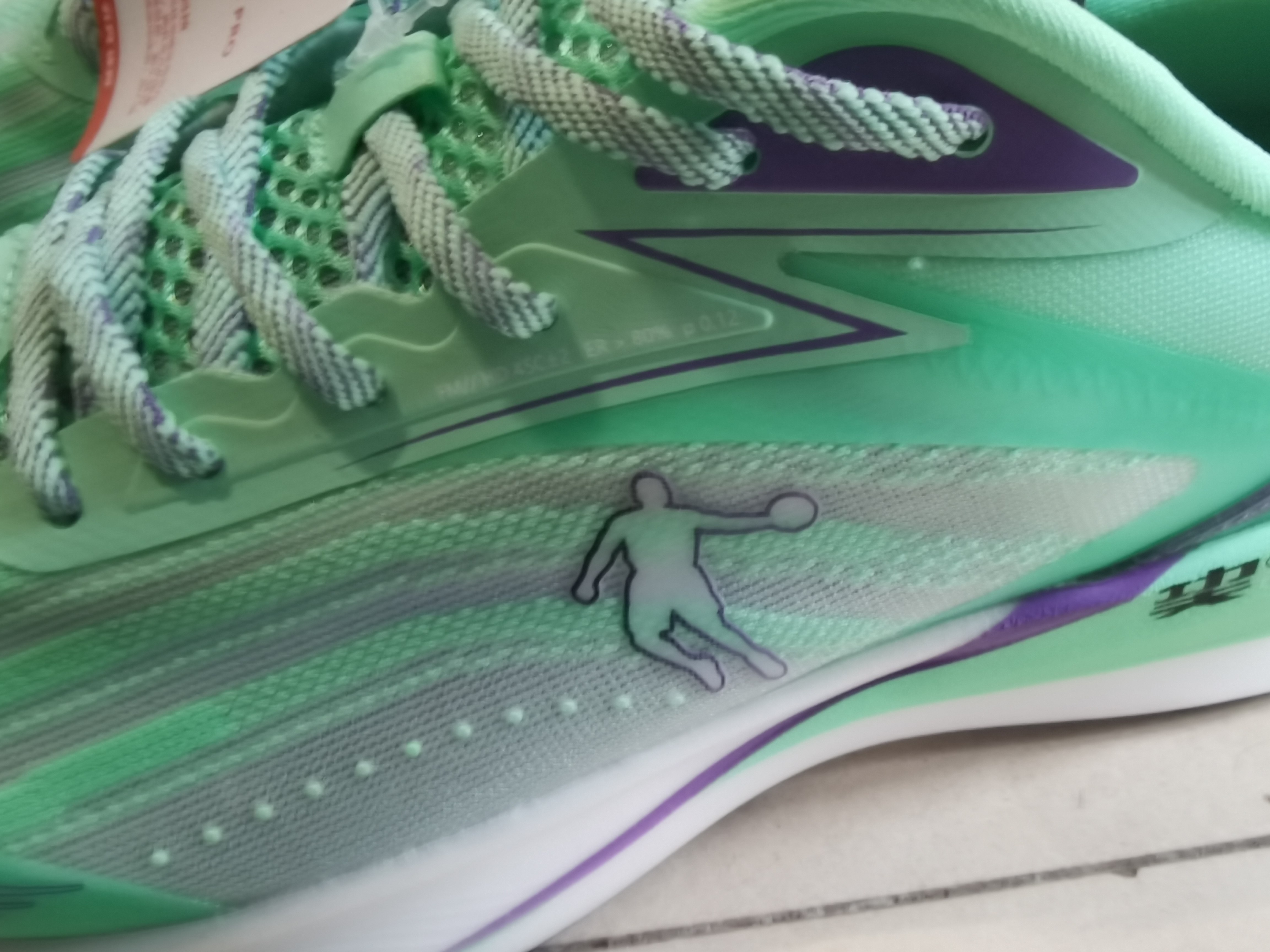 中国乔丹飞影专业马拉松碳板跑鞋怎么样(乔丹飞影是哪国品牌)