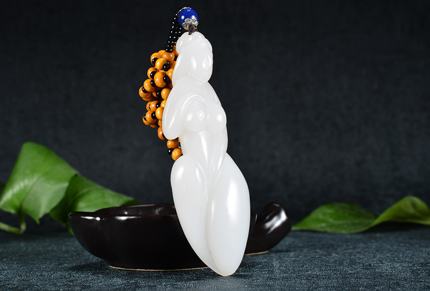 苏工雕 刻画传神【闭月羞花】和田玉羊脂白玉美女挂件70克