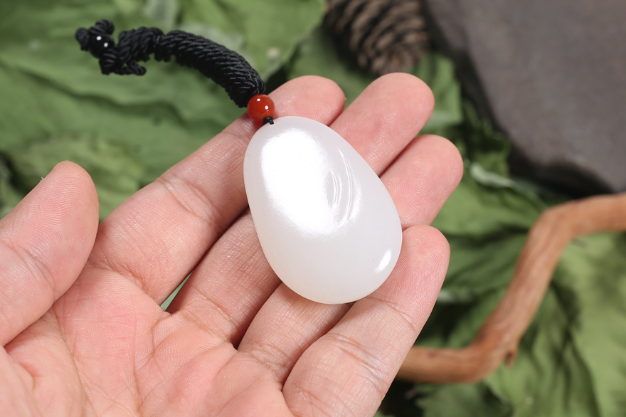 珍品特细流油羊脂玉无暇 过灯新疆和田玉玉龙河观音挂件33.78g