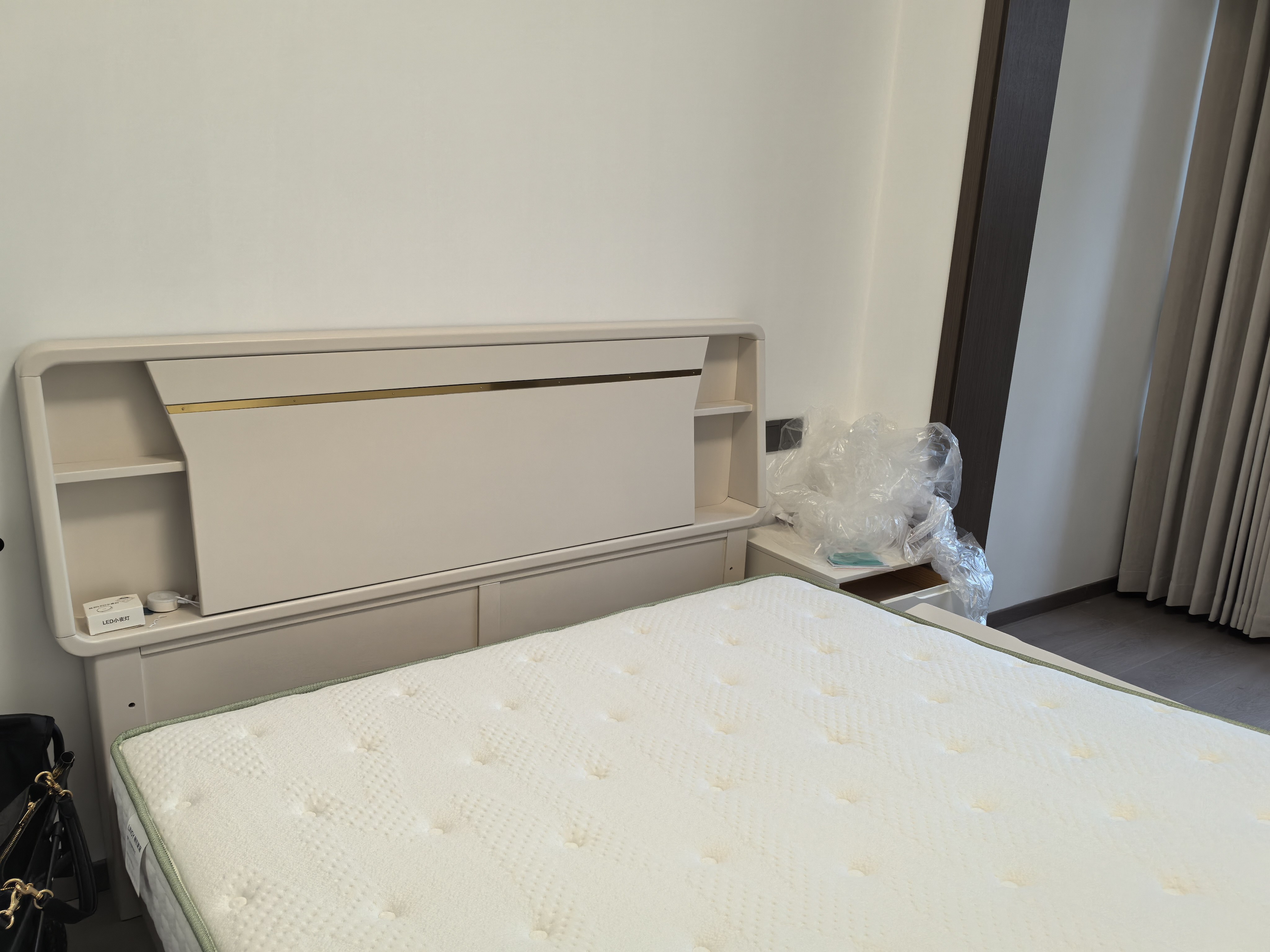 白色实木床带插座现代简约轻奢家用北欧储物双人2米x2米2主卧大床