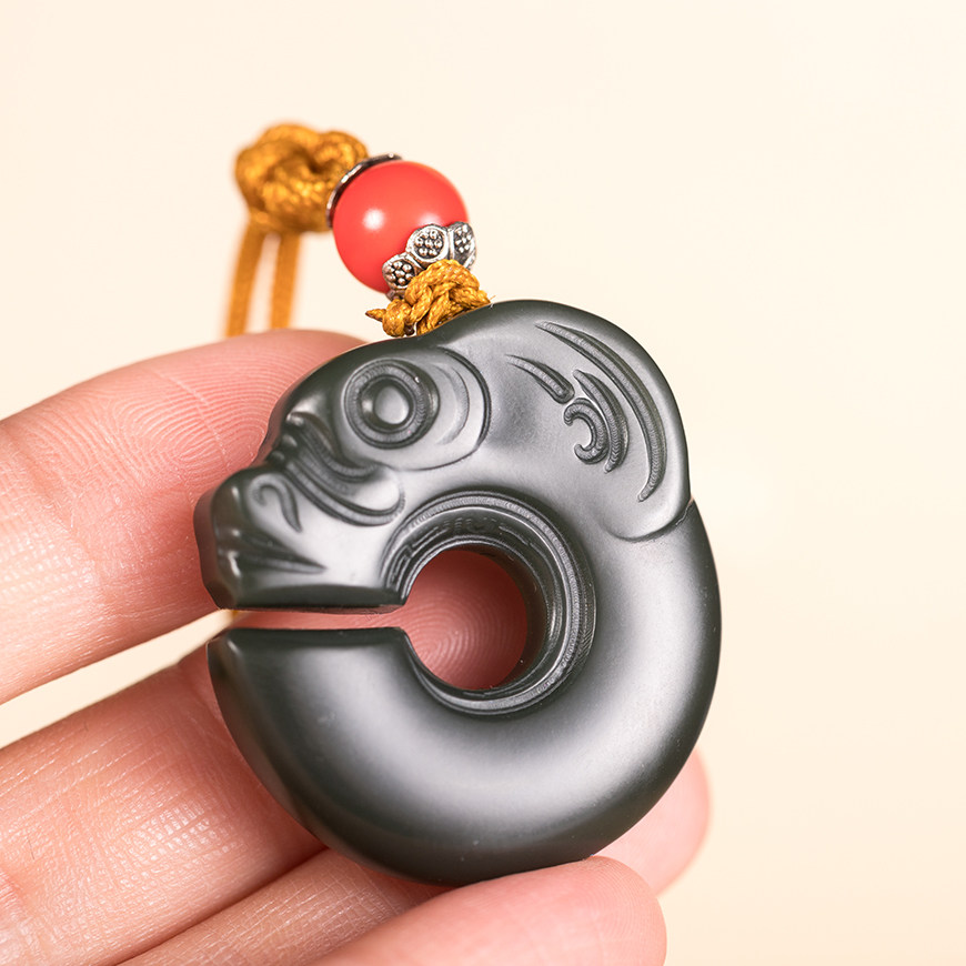 大师莫小龙作品新疆和田塔青细料仿古生肖玉猪龙16克挂件 品种: 青玉