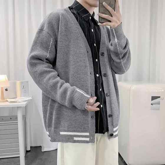 Japanese retro solid color new Korean version contrasting cardigan sweater for boys simple Harajuku style couple sweater jacket
Japanese retro solid color new Korean version contrasting cardigan sweater for boys simple Harajuku style couple sweater jacket