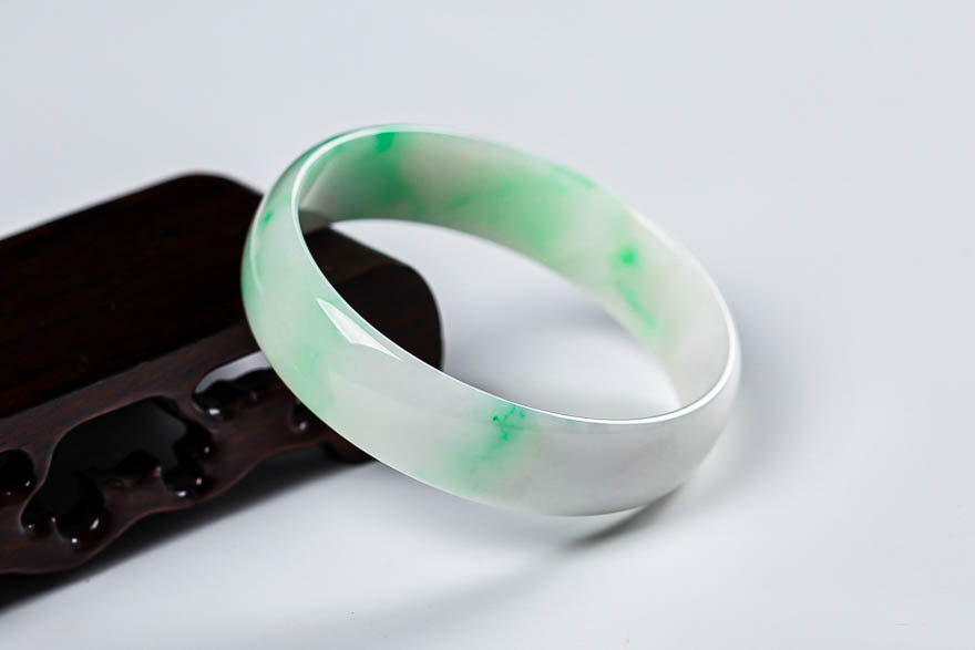 正品缅甸天然a货翡翠飘绿玉手镯 公主镯 福镯24.02g 内径51.2mm