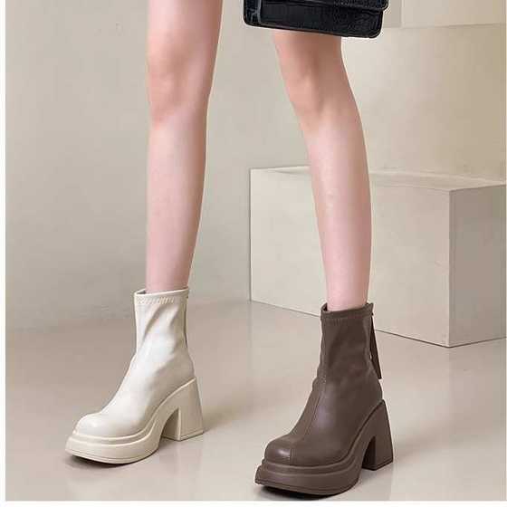 Internet celebrity 2025 early spring new fashionable small fashion boots for women thick heels Martin boots super high heels temperament short boots
Internet celebrity 2025 early spring new fashionable small fashion boots for women thick heels Martin boots super high heels temperament short boots
