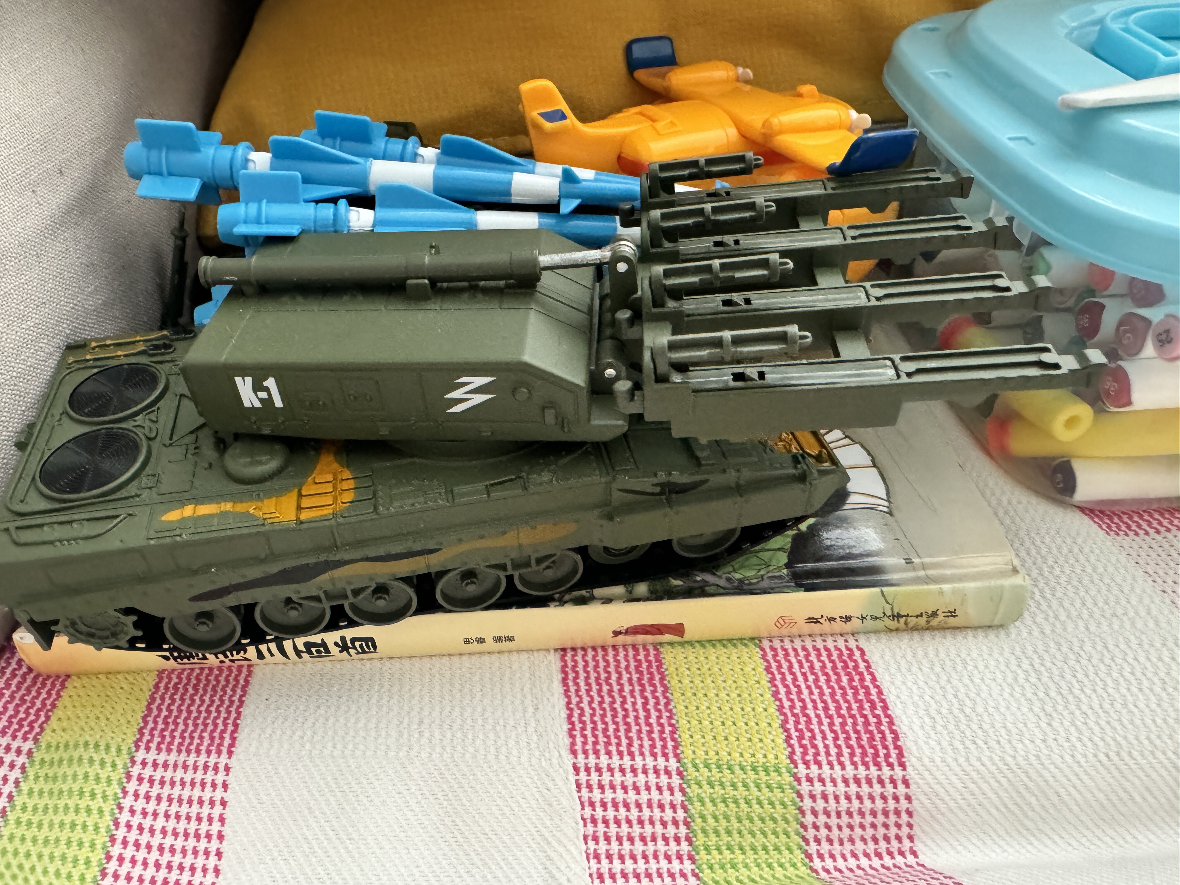 凯迪威1:40防空导弹坦克车模型可发射火箭炮合金军事模型仿真玩具