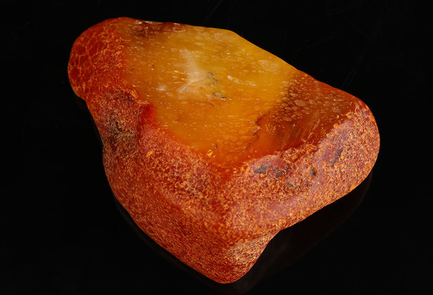 39克 大块精美随形鸡油黄琥珀原石 强荧光