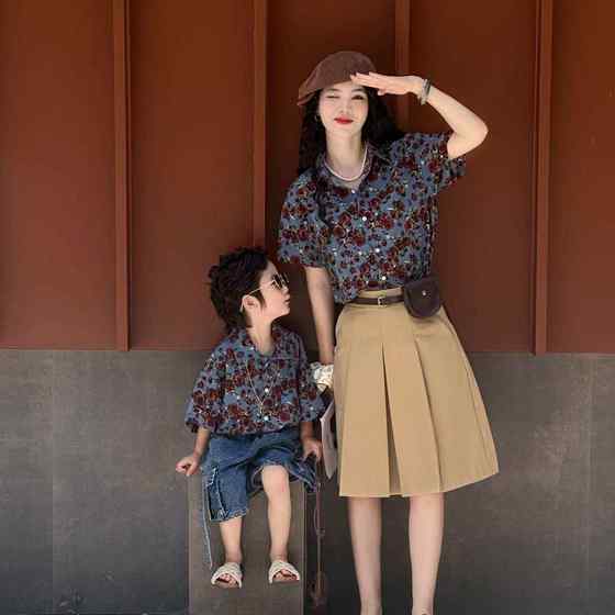 This year's popular parent-child clothing summer vintage flower shirts for family of three boys and girls on a Hong Kong style mother and daughter shirts
This year's popular parent-child clothing summer vintage flower shirts for family of three boys and girls on a Hong Kong style mother and daughter shirts