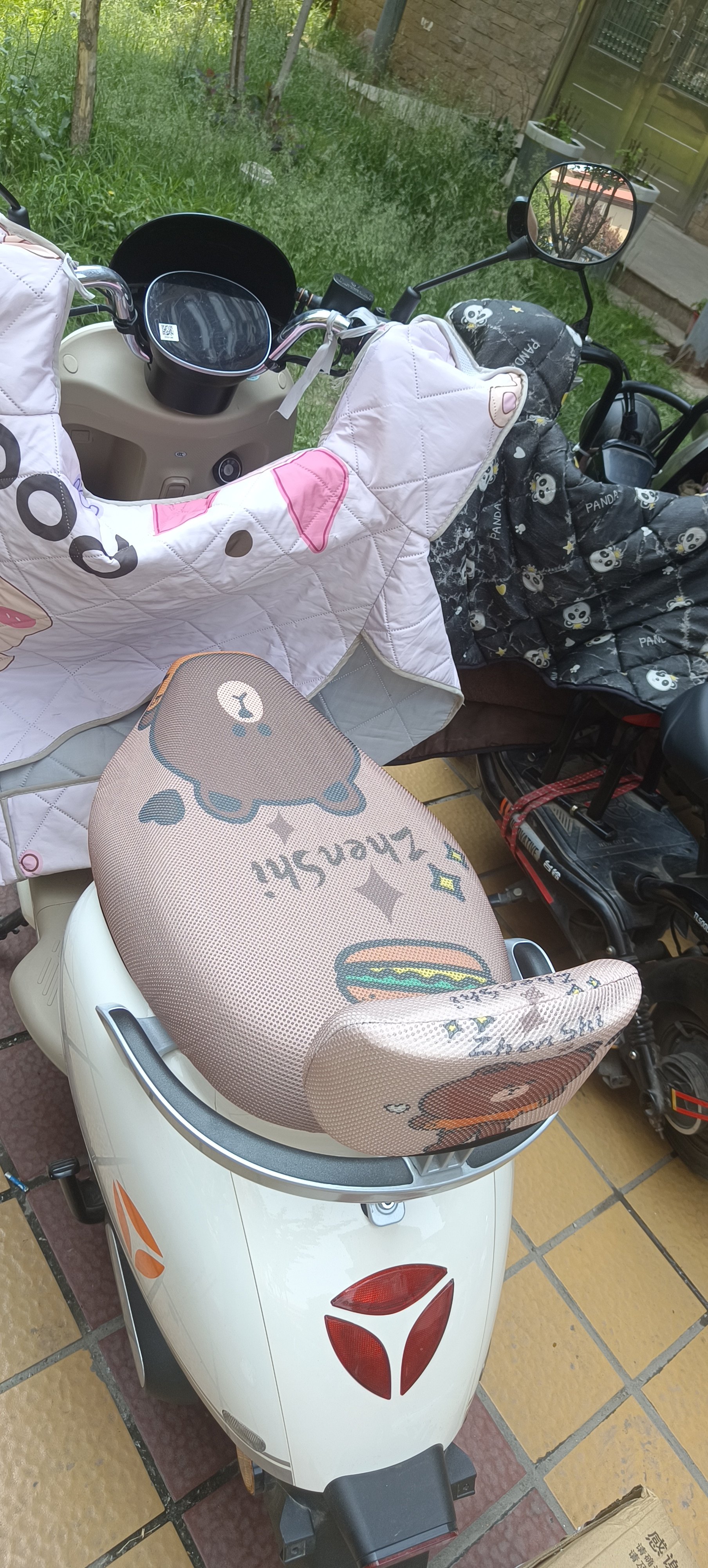 雅迪m40-m电动车脚垫yd600dqt-39a电瓶车座套防水脚踩踏板垫定制