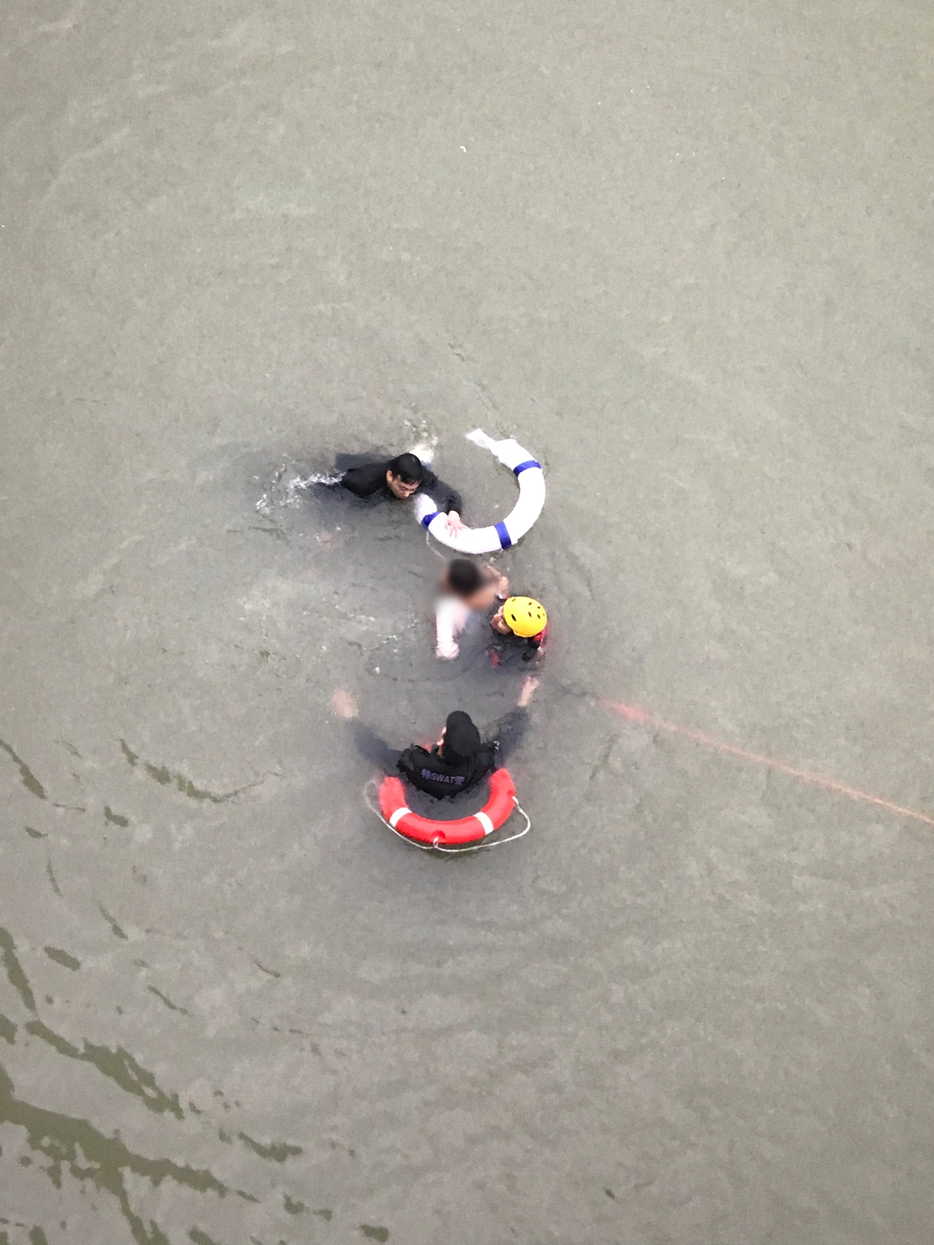 春寒料峭他从10米高的桥上跳入水中救人