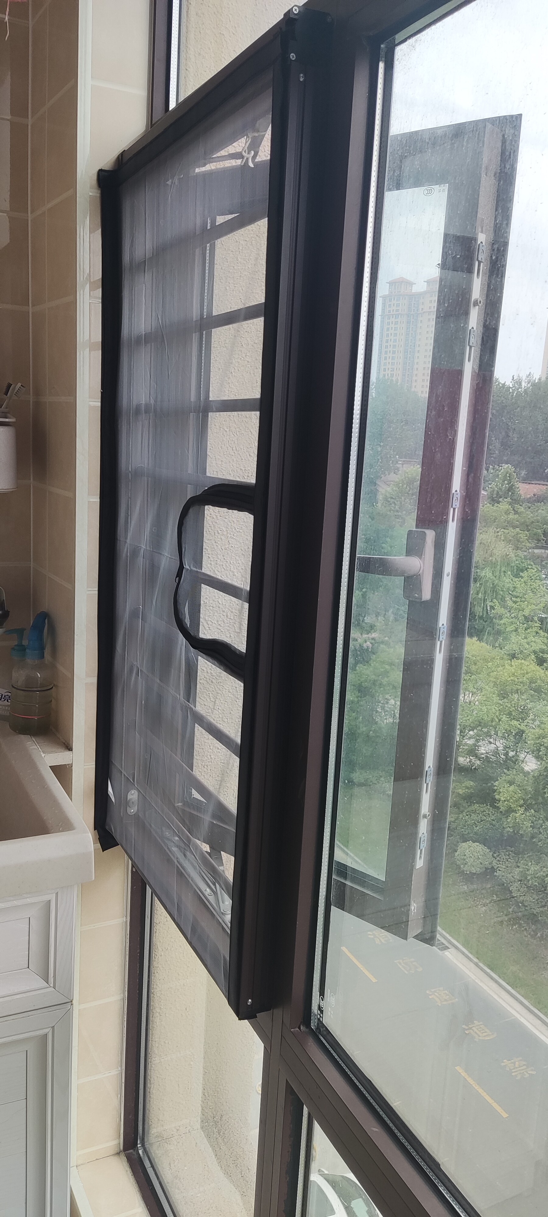 原来装的是隐形纱窗,容易损坏,一个窗子人家还不愿意从新安装,淘宝