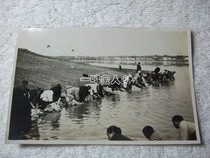 Old photos of folk scenery during the Republic of China A group of people washing clothes by the river