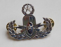 Beauty Metal Badge American Advanced Explosion Protection Expert Chapter EOD Qualification Badge Workmanship Meticulously Bright Silver