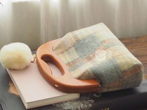 (small island hand made) (with sunlight with a stove fire) imported wool cloth wood stomp gold bag hands carrying slanted satchel