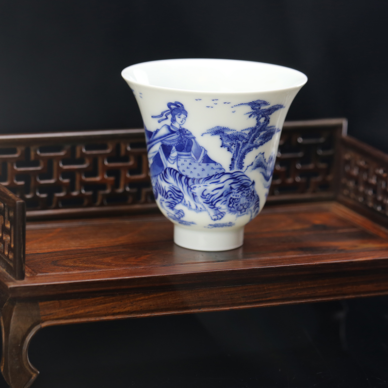 And jingdezhen blue And white Wu Cailuan cross tiger glass auspicious hand - made ceramic kung fu tea cup sample tea cup masters cup