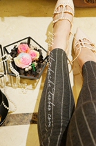 It is said that the foreign atmosphere cant stop it ~ ~ this years Super fire vertical stripes thick and velvet tight leggings