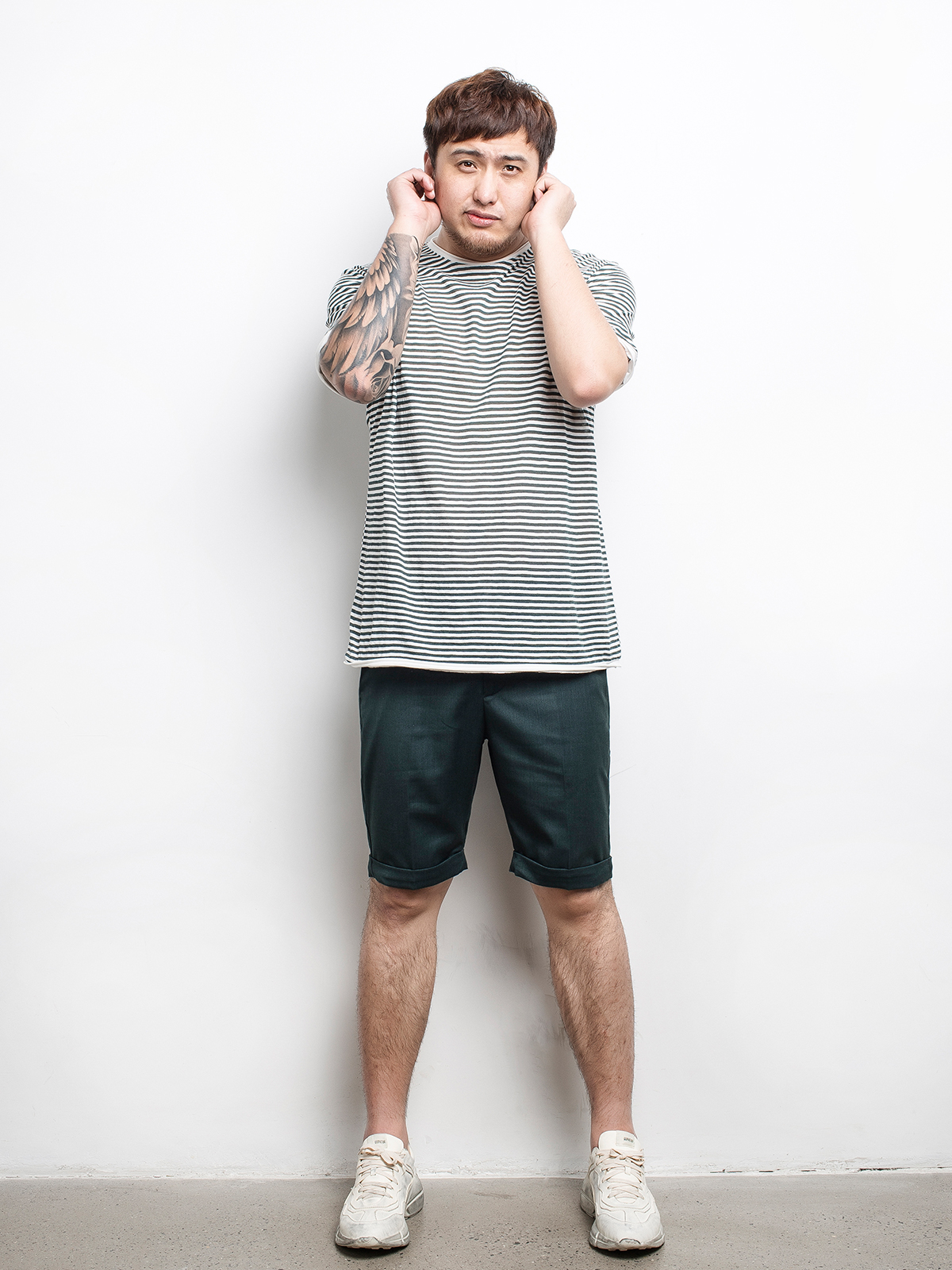 清新的海魂衫,细条纹风格搭配西装短裤,整个风格减龄不少.