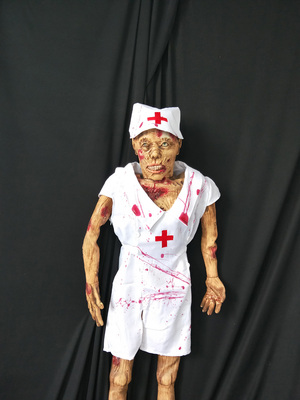 万圣节鬼屋密室逃脱恐怖道具 血腥女护士干尸 吓人布景尸体